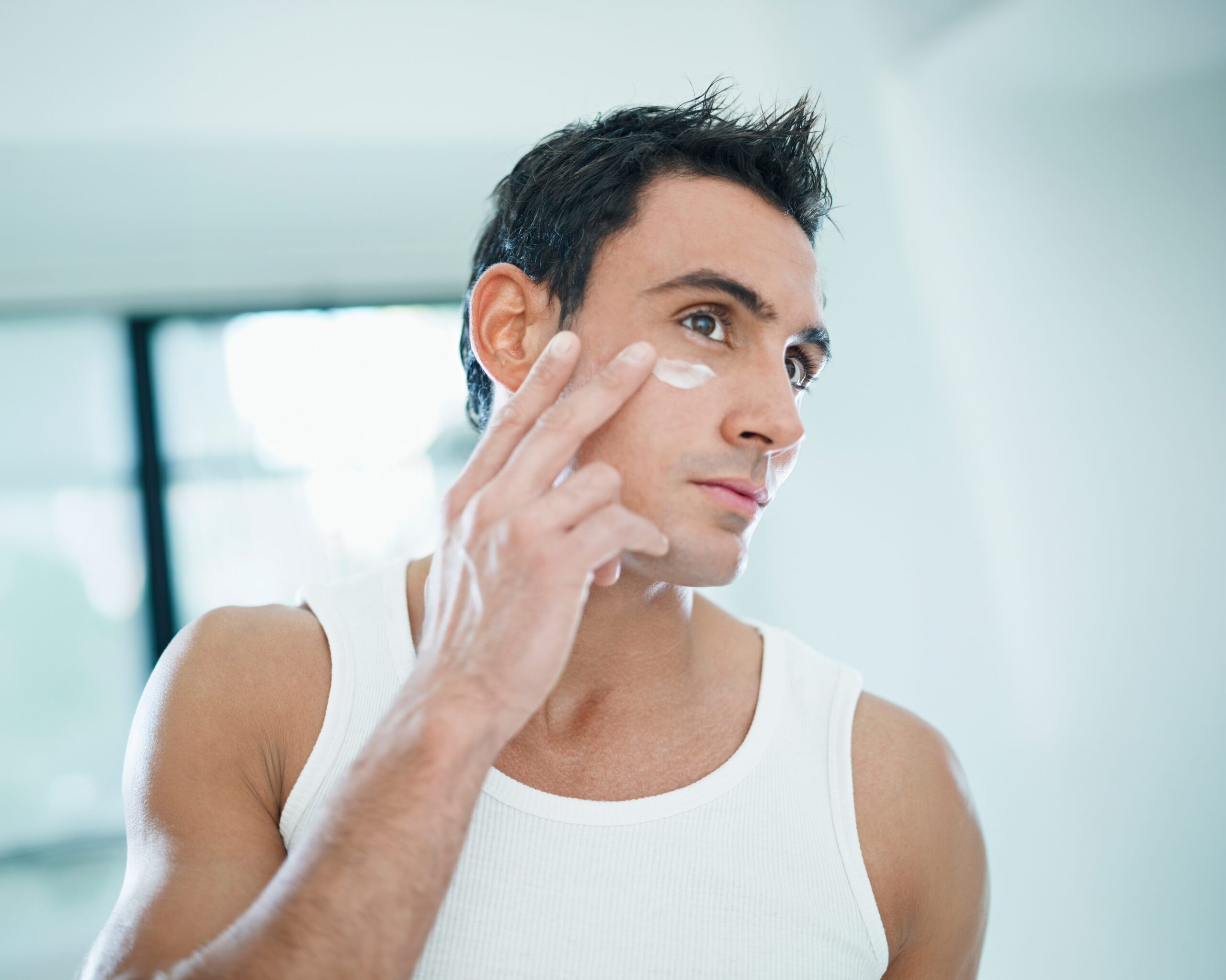 Aplicación de crema facial desarrollada por Laboratorios Pharmor
