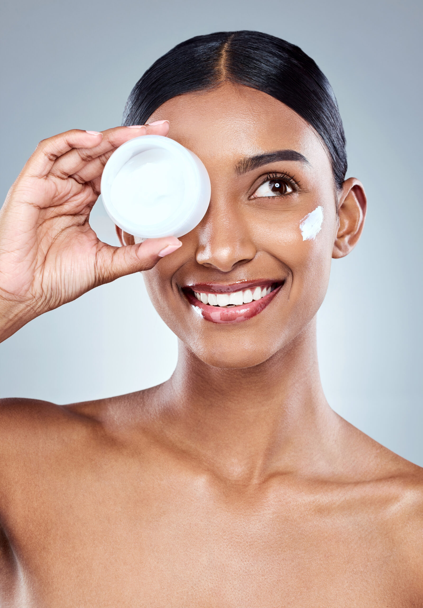 Cuidado facial con productos cosméticos de Laboratorios Pharmor